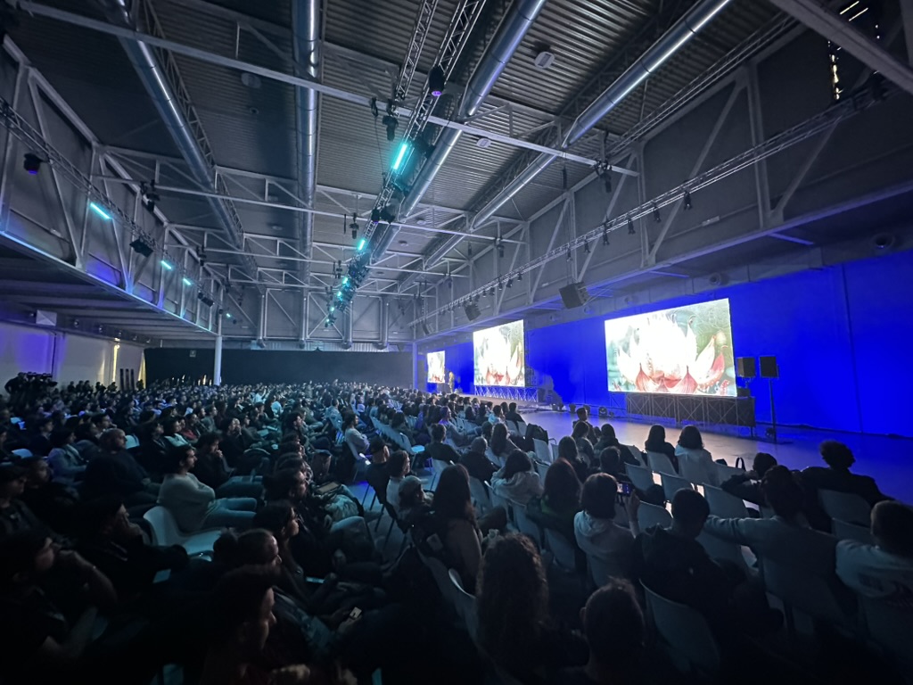 Una platea di centinaia di partecipanti alla conferenza dei DDD durante una presentazione