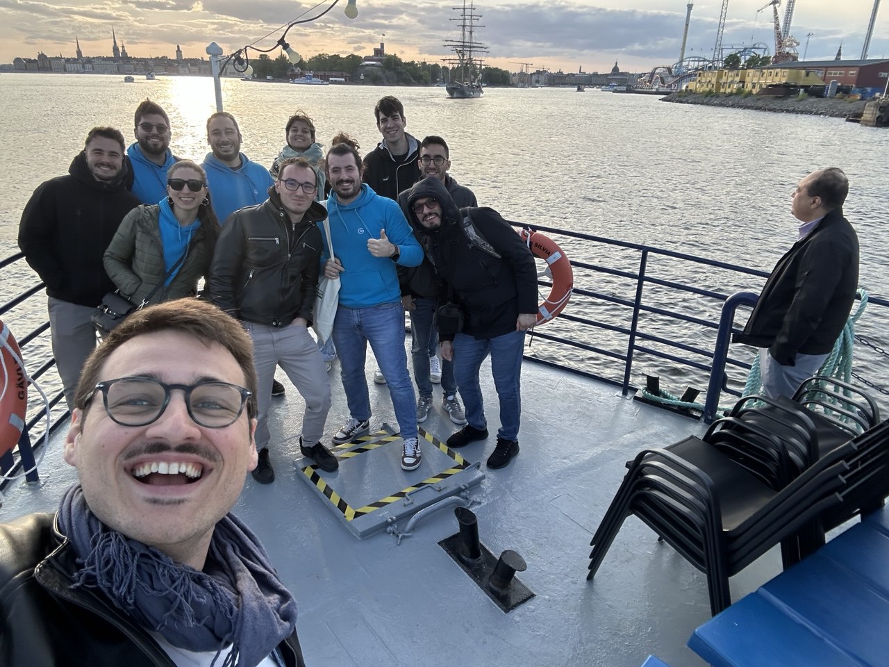 Un gruppo di una dozzina di Geckos sulla prua di una barca durante un'escursione nei canali di Stoccolma