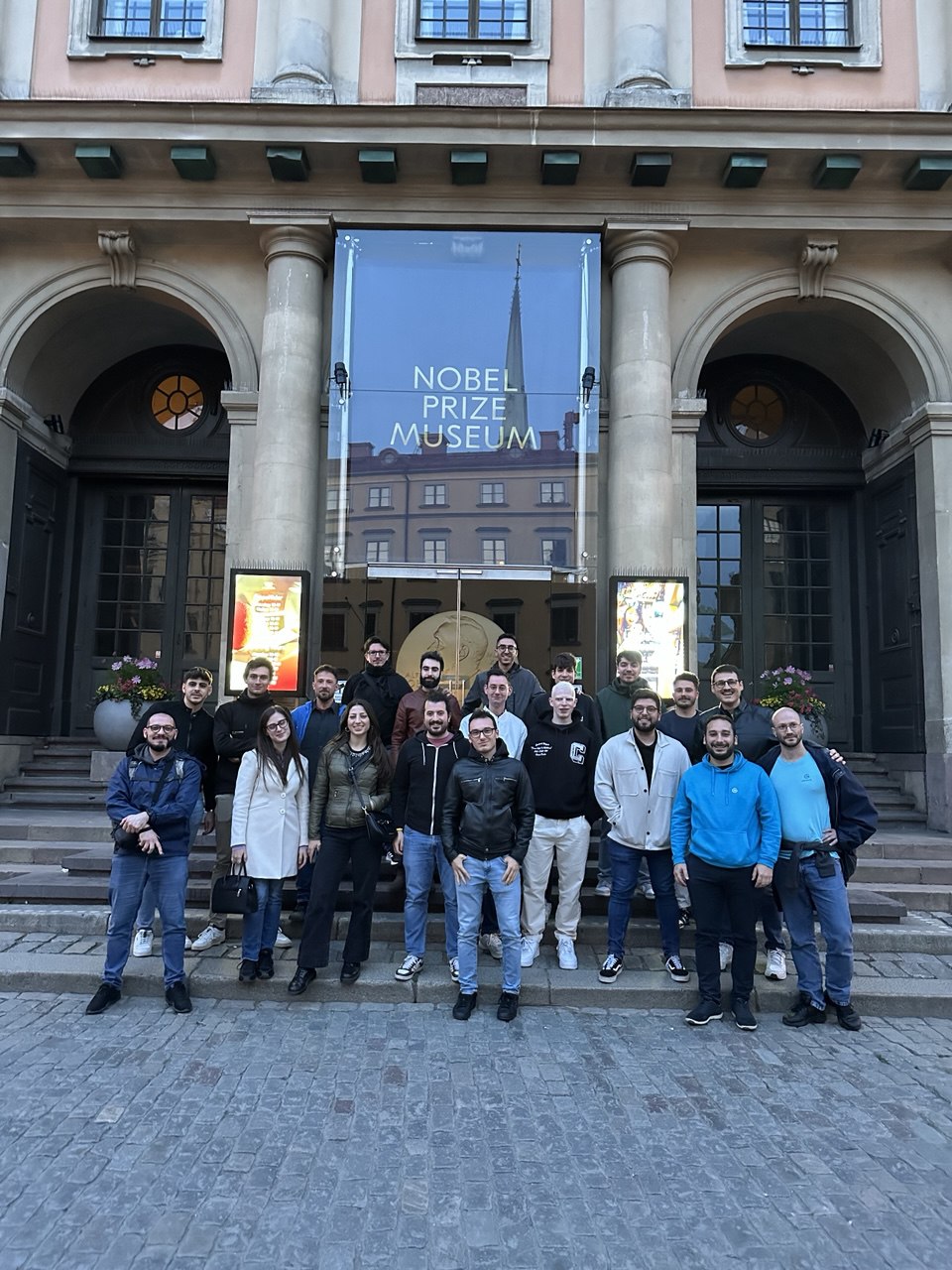I Geckos davanti all'ingresso del museo del Premio Nobel a Stoccolma