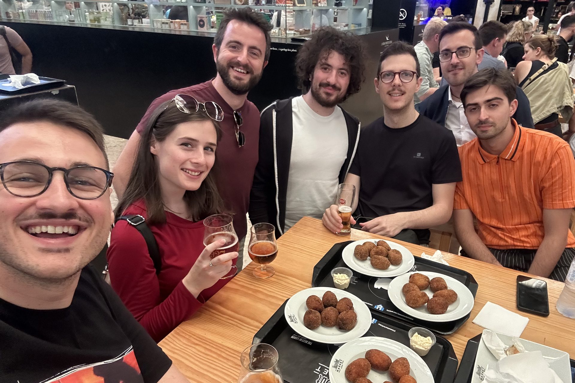 Un gruppo di geckos che fa aperitivo nel mercato coperto di Lisbona durante il viaggio premio team building